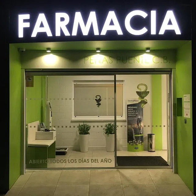 Farmacia Penas Puente farmacia con aviso luminoso